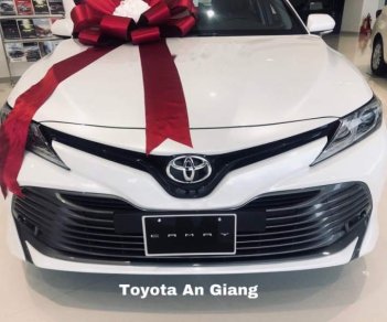 Toyota Camry   2019 - Cần bán xe Toyota Camry đời 2019, màu trắng, nhập khẩu nguyên chiếc