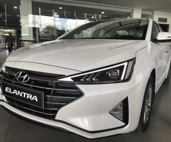Hyundai Elantra 2019 - Hyundai Elantra 1.6 AT, màu trắng, giao ngay, khuyến mãi lên đến 50 triệu, gọi ngay để nhận ưu đãi: 093 215 4986