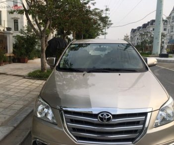 Toyota Innova 2.0E 2015 - Bán xe Toyota Innova 2.0E đời 2015, màu vàng