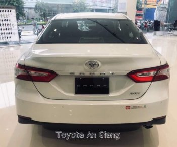 Toyota Camry   2019 - Cần bán xe Toyota Camry đời 2019, màu trắng, nhập khẩu nguyên chiếc