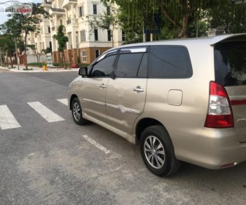 Toyota Innova 2.0E 2015 - Bán xe Toyota Innova 2.0E đời 2015, màu vàng