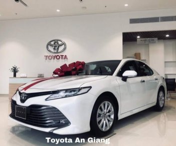 Toyota Camry   2019 - Cần bán xe Toyota Camry đời 2019, màu trắng, nhập khẩu nguyên chiếc