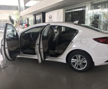 Hyundai Elantra 2019 - Hyundai Elantra 1.6 AT, màu trắng, giao ngay, khuyến mãi lên đến 50 triệu, gọi ngay để nhận ưu đãi: 093 215 4986