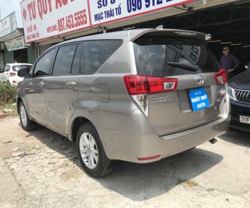 Toyota Innova 2.0E 2016 - Bán xe Toyota Innova 2.0E năm 2016, màu xám (ghi) giá cạnh tranh