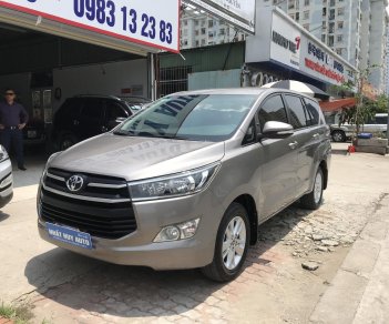 Toyota Innova 2.0E 2016 - Bán xe Toyota Innova 2.0E năm 2016, màu xám (ghi) giá cạnh tranh