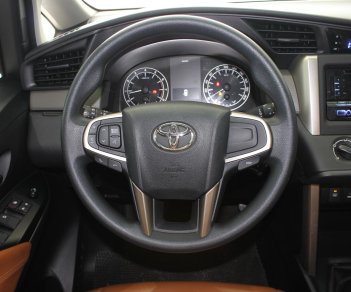 Toyota Innova E 2.0MT 2018 - Bán xe Toyota Innova E 2.0MT sản xuất 2018, màu xám số sàn