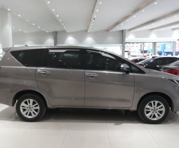 Toyota Innova E 2.0MT 2018 - Cần bán Toyota Innova E 2.0MT sx 2018, màu ghi, giá 715tr