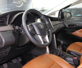 Toyota Innova E 2.0MT 2018 - Bán xe Toyota Innova E 2.0MT sản xuất 2018, màu xám số sàn