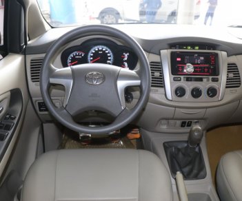 Toyota Innova E 2.0MT 2016 - Cần bán xe Toyota Innova E 2.0MT năm 2016, màu bạc, giá tốt