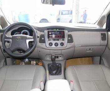 Toyota Innova E 2.0MT 2016 - Cần bán xe Toyota Innova E 2.0MT năm 2016, màu bạc, giá tốt