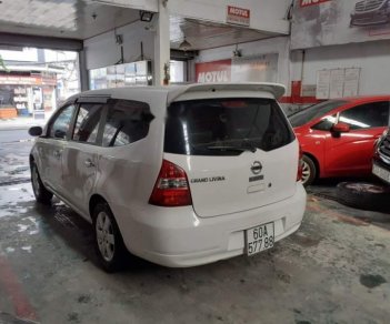 Nissan Grand livina 2011 - Gia đình bán Nissan Grand livina đời 2011, màu trắng