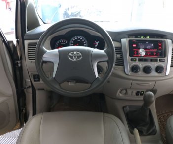 Toyota Innova E 2.0MT 2015 - Cần bán Toyota Innova E 2.0MT đời 2015, màu nâu giá cạnh tranh