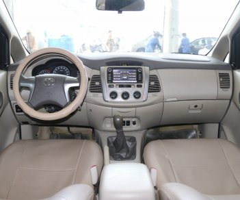 Toyota Innova E 2.0MT 2015 - Cần bán xe Toyota Innova E 2.0MT năm sản xuất 2015, màu bạc, 556tr