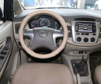 Toyota Innova E 2.0MT 2015 - Cần bán xe Toyota Innova E 2.0MT năm sản xuất 2015, màu bạc, 556tr