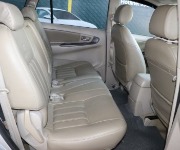 Toyota Innova E 2.0MT 2015 - Bán ô tô Toyota Innova E 2.0MT đời 2015, màu bạc, 556 triệu