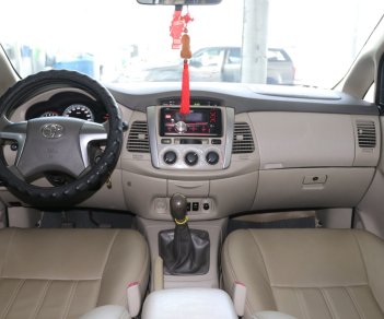 Toyota Innova E 2.0MT 2015 - Bán ô tô Toyota Innova E 2.0MT đời 2015, màu bạc, 556 triệu