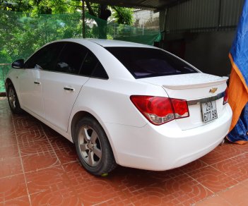 Chevrolet Cruze 2013 - Tôi cần bán xe Chevrolet Cruze 2013 màu trắng, xe đi ít, xe số sàn, đã đi 80.000km, vui lòng liên hệ để xem xe