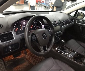 Volkswagen Touareg SUV 2017 - Cần bán Volkswagen Touareg 2017, trắng ngọc trinh, còn mới tinh không lầm lỗi, Odo 6200Km, full options