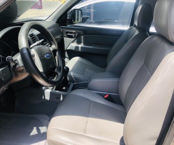 Ford Everest 1.5L   2013 - Bán xe Ford Everest 1.5L số sàn, đời 2013, màu nâu