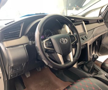 Toyota Innova E 2.0MT 2018 - Bán Toyota Innova E 2.0MT đời 2018, màu bạc, xe đẹp.