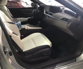 Lexus ES ES250 2018 - Bán Lexus ES 250 sx 2018 đăng ký 2019 màu vàng bạch kim, xe đi đúng 1.700km, bảo hiểm 2 chiều bao kiểm tra tại hãng