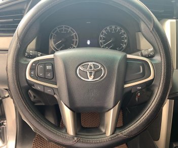 Toyota Innova E 2.0MT 2018 - Bán Toyota Innova E 2.0MT đời 2018, màu bạc, xe đẹp.