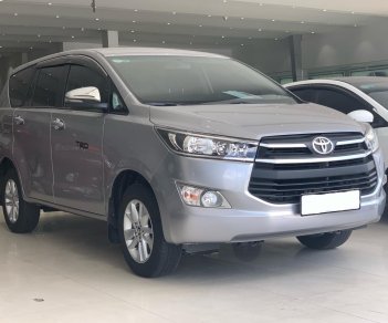 Toyota Innova E 2.0MT 2018 - Bán Toyota Innova E 2.0MT đời 2018, màu bạc, xe đẹp.