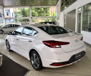 Hyundai Elantra 1.6 turbo 2019 - Bán Hyundai Elantra Sport 1.6 turbo năm 2019, màu trắng