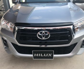 Toyota Hilux 2019 - Bán Toyota Hilux 2.4 số sàn đời 2019, màu bạc, nhập khẩu nguyên chiếc