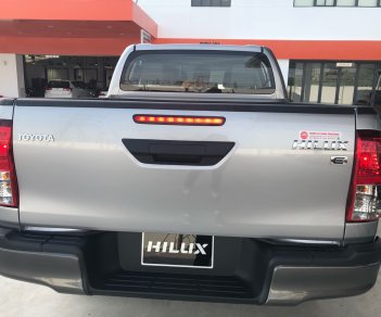 Toyota Hilux 2019 - Bán Toyota Hilux 2.4 số sàn đời 2019, màu bạc, nhập khẩu nguyên chiếc