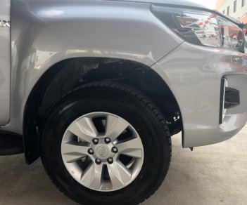 Toyota Hilux 2019 - Bán Toyota Hilux 2.4 số sàn đời 2019, màu bạc, nhập khẩu nguyên chiếc