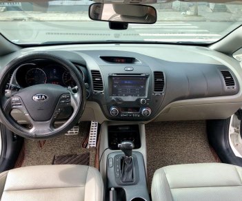 Kia K3   2.0 2015 - Cần bán xe Kia K3 2.0 sản xuất năm 2015, màu trắng xe gia đình