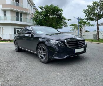 Mercedes-Benz E class E200 2017 - Bán xe Mercedes E200 màu đen, nội thất nâu model 2017. Trả trước 600 triệu nhận xe ngay