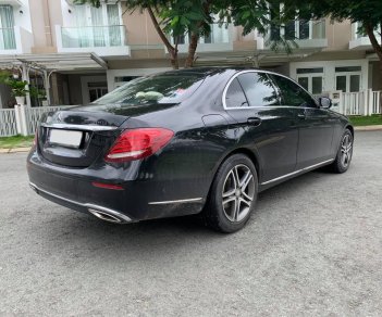 Mercedes-Benz E class E200 2017 - Bán xe Mercedes E200 màu đen, nội thất nâu model 2017. Trả trước 600 triệu nhận xe ngay