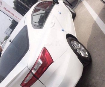 Kia K5 2017 - Bán ô tô Kia K5 2017, màu trắng còn mới, giá cạnh tranh