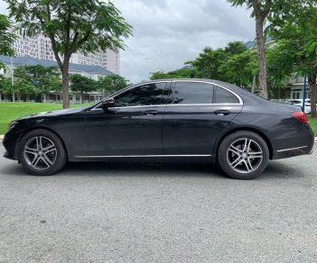 Mercedes-Benz E class E200 2017 - Bán xe Mercedes E200 màu đen, nội thất nâu model 2017. Trả trước 600 triệu nhận xe ngay