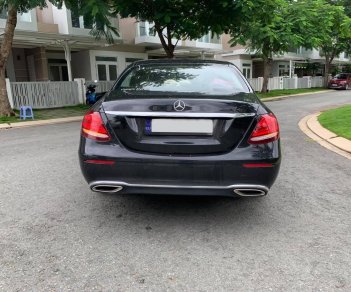 Mercedes-Benz E class E200 2017 - Bán xe Mercedes E200 màu đen, nội thất nâu model 2017. Trả trước 600 triệu nhận xe ngay