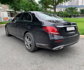 Mercedes-Benz E class E200 2017 - Bán xe Mercedes E200 màu đen, nội thất nâu model 2017. Trả trước 600 triệu nhận xe ngay