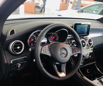 Mercedes-Benz GLC-Class 2018 - Cần bán Mercedes GLC200 2019 chạy 30km, miễn thuế 10%, giá cực tốt, nhận xe ngay