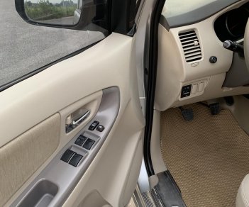 Toyota Innova 2015 - Bán Toyota Innova 2.0E năm 2015, màu bạc