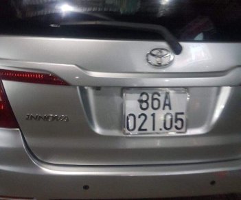 Toyota Innova 2014 - Cần bán xe Toyota Innova đời 2014, màu bạc xe gia đình, giá 555tr