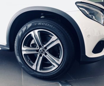 Mercedes-Benz GLC-Class 2018 - Cần bán Mercedes GLC200 2019 chạy 30km, miễn thuế 10%, giá cực tốt, nhận xe ngay