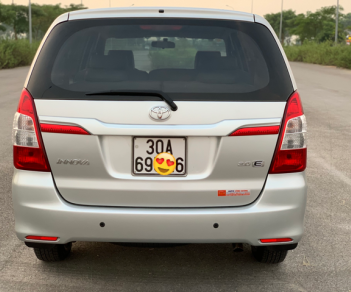 Toyota Innova 2015 - Bán Toyota Innova 2.0E năm 2015, màu bạc