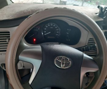 Toyota Innova 2014 - Cần bán gấp Toyota Innova 2014, màu bạc