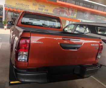 Toyota Hilux 2019 - Bán Toyota Hilux 2.4E (4x2) số sàn, màu trắng, bạc, màu cam giao ngay - Khuyến mãi tốt