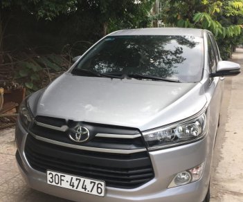 Toyota Innova 2.0E 2018 - Cần bán gấp Toyota Innova 2.0E đời 2018, màu bạc xe gia đình 