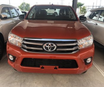 Toyota Hilux 2019 - Bán Toyota Hilux 2.4E (4x2) số sàn, màu trắng, bạc, màu cam giao ngay - Khuyến mãi tốt