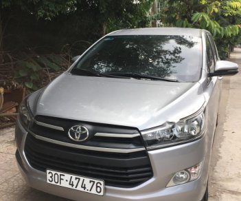 Toyota Innova 2.0E 2018 - Cần bán gấp Toyota Innova 2.0E đời 2018, màu bạc xe gia đình 