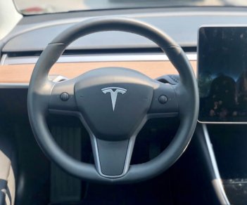 2018 - Cần bán Tesla 3 đời 2018, màu đen, xe nhập