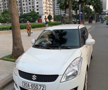 Suzuki Swift 2015 - Bán Suzuki Swift 1.4 AT đời 2015, màu trắng, xe đẹp  